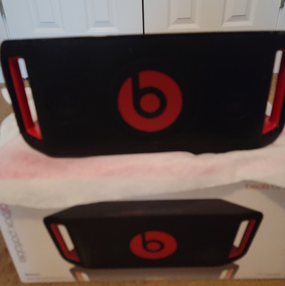 Beats By Dre Portable Speaker - Picture 2 of 3